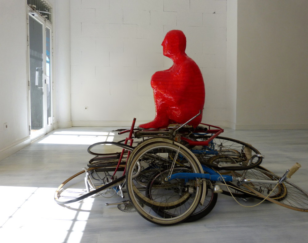 Gran pira. Momificación con luz sonre bicicletas