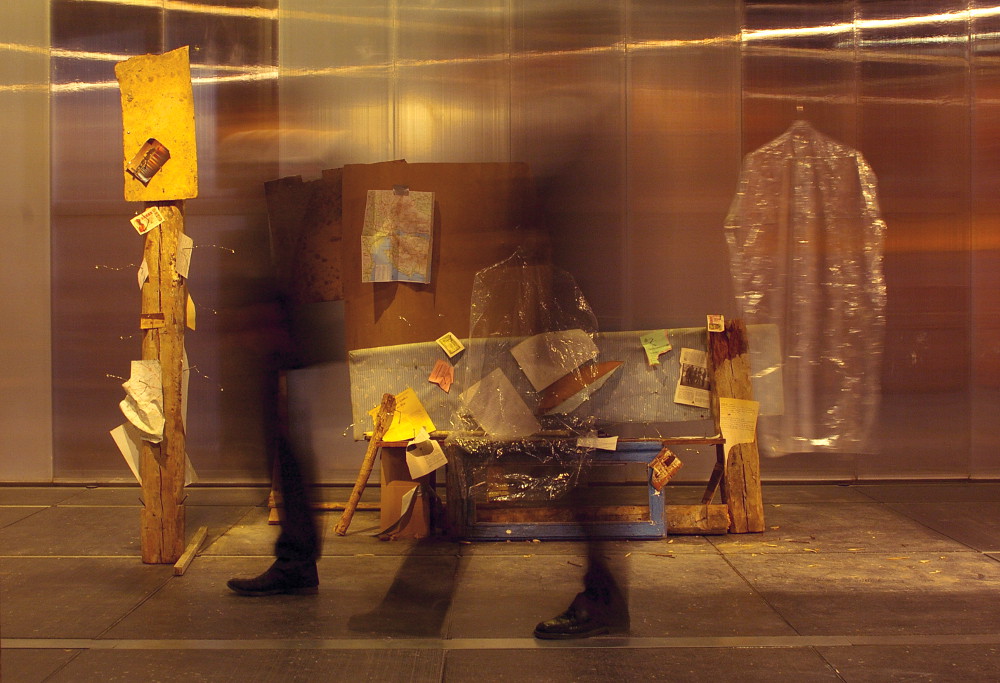 Parada de autobús realizada con restos de obra y desperdicios de la basura.